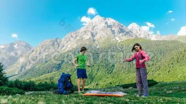 一个帐篷在山区旅行时的延时设置。 已婚夫妇在徒步旅行中聚集了一个旅游帐篷。 野营
